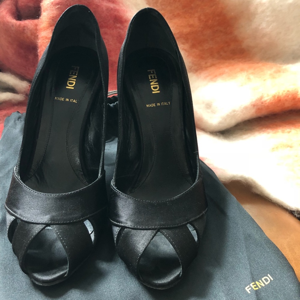 ❤️Pre Loved❤️ FENDI Peep Toe Pumps 36.5